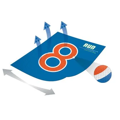 Een grafische weergave van een blauw sportshirt met oranje elementen en het woord 'RUN', ontworpen voor dynamische hardloopkleding.