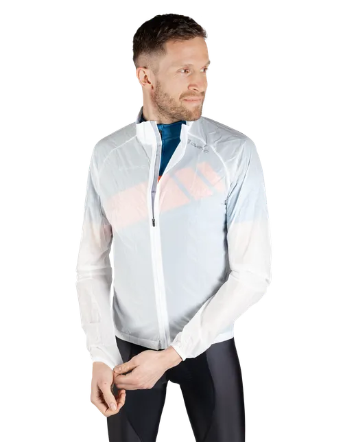  Het model is 186 cm  groot en draagt maat 7