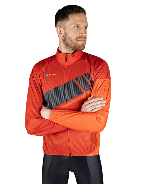  Het model is 186 cm  groot en draagt maat 7