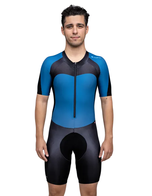  Het model is 173 cm  groot en draagt maat 6