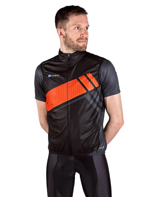  Het model is 186 cm  groot en draagt maat 7