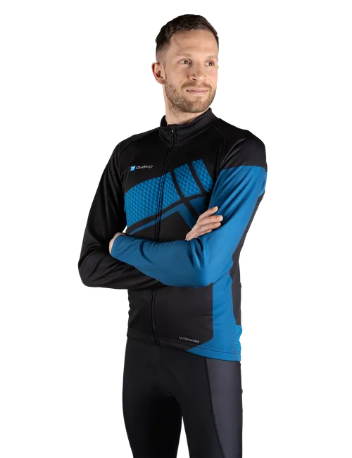  Het model is 186 cm  groot en draagt maat 5