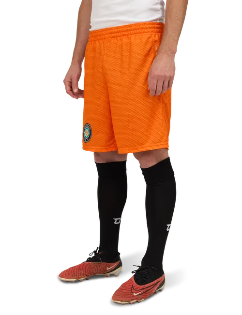  Het model is 176 cm  groot en draagt maat 4