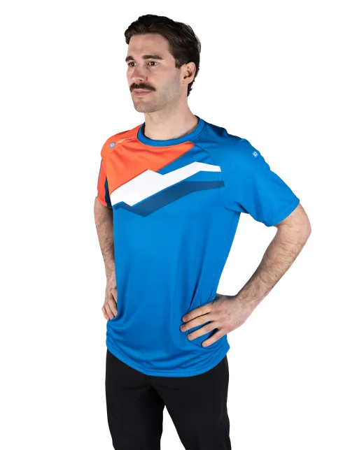  Het model is 182 cm  groot en draagt maat 6