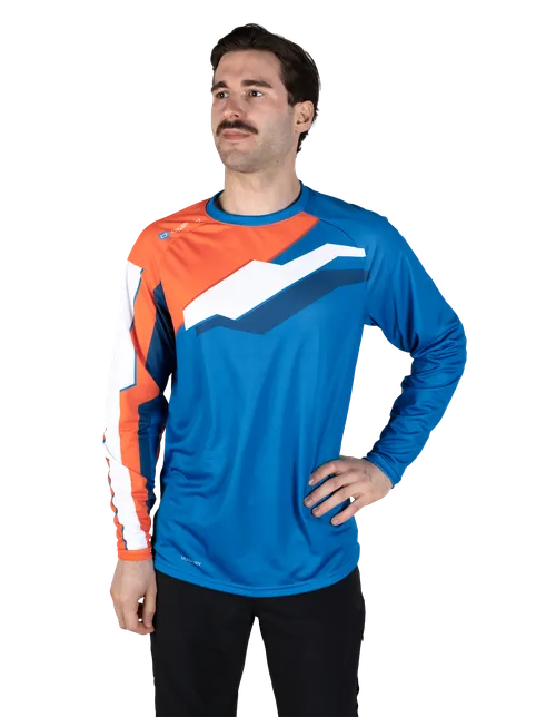  Het model is 182 cm  groot en draagt maat 6