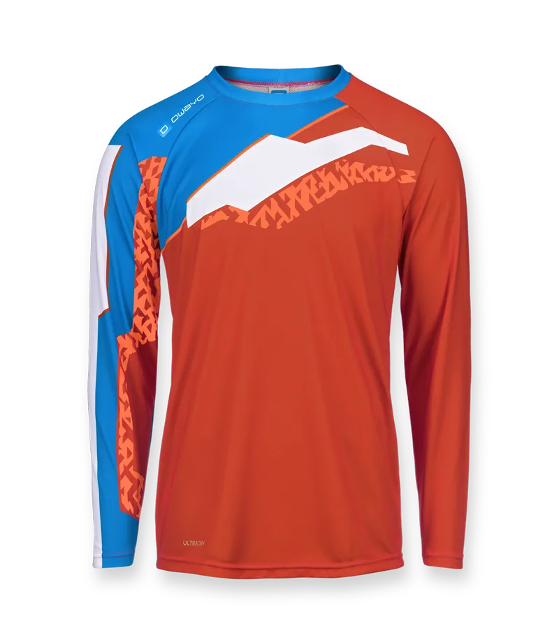 Een oranje, lang mouwige mountainbike-trikot met blauwe en witte accenten en een geometrisch patroon op de borst en mouwen.
