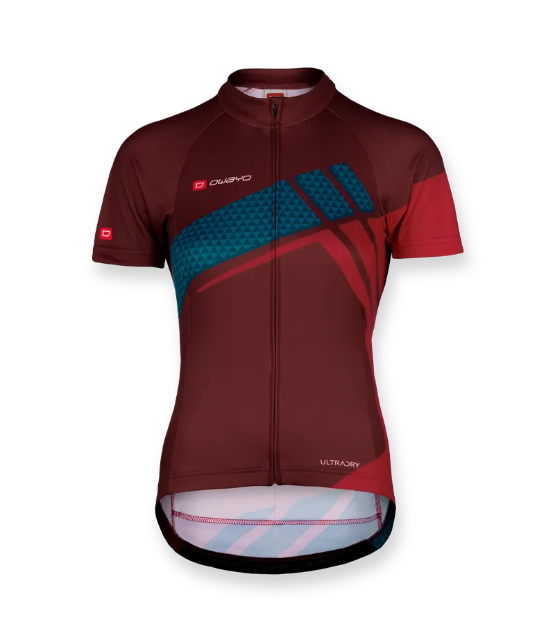 Een rood damesfietsjersey met blauwe en rode geometrische patronen en een rits aan de voorkant.