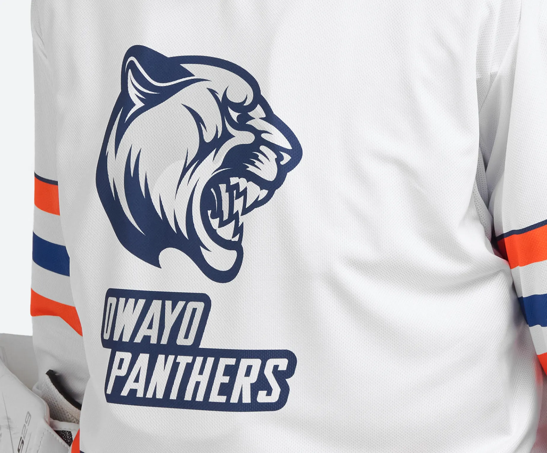 Een wit sportshirt met een grote geprinte tijgerkop en de tekst 'owayo PANTHERS' in blauwe letters op de rug.