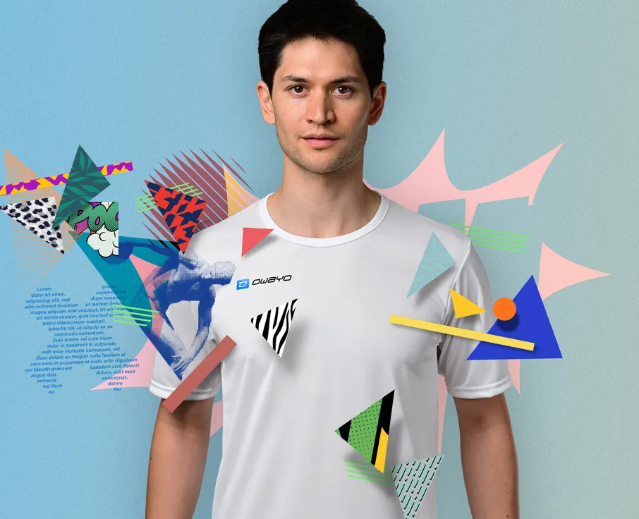 Een man draagt een wit, korte mouwen sportshirt met het 'owayo' logo op de borst, omgeven door kleurrijke geometrische vormen en patronen.