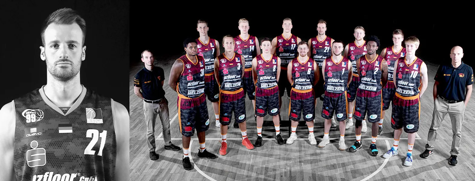 Een basketbalteam in donkere shirts met oranje en rode accenten poseert op een basketbalveld, terwijl een man op de voorgrond een shirt met nummer 21 draagt.