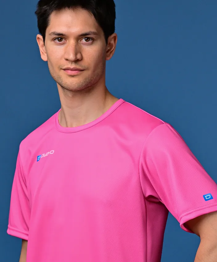 Een man draagt een felroze sportshirt tegen een blauwe achtergrond.