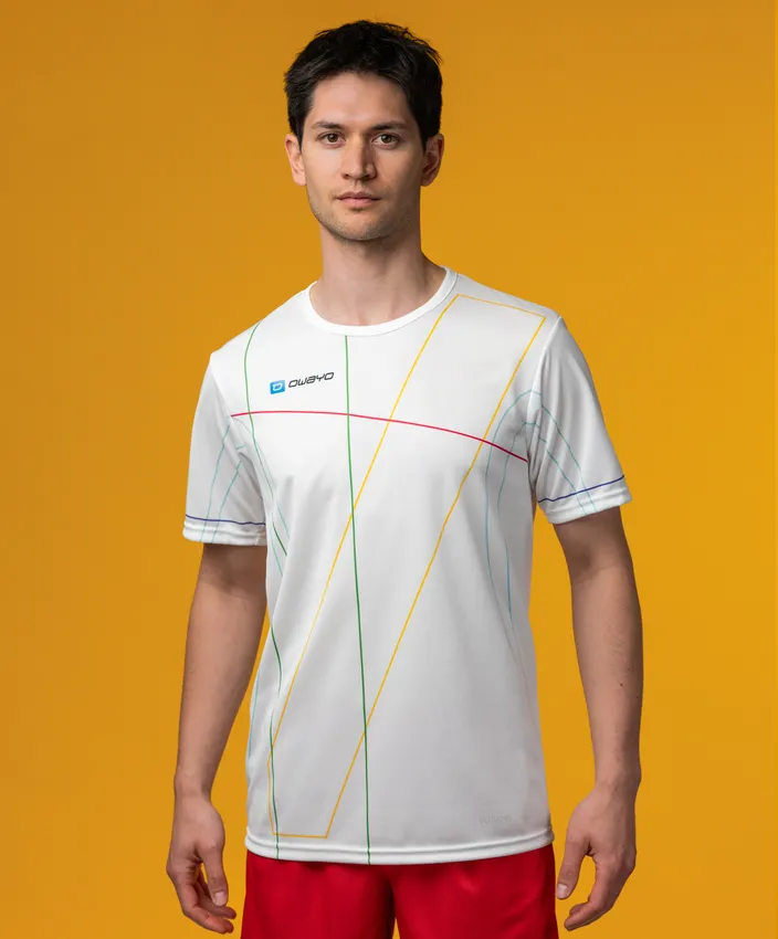 Een mannelijk model draagt een wit sportshirt met kleurrijke lijnpatronen tegen een gele achtergrond.