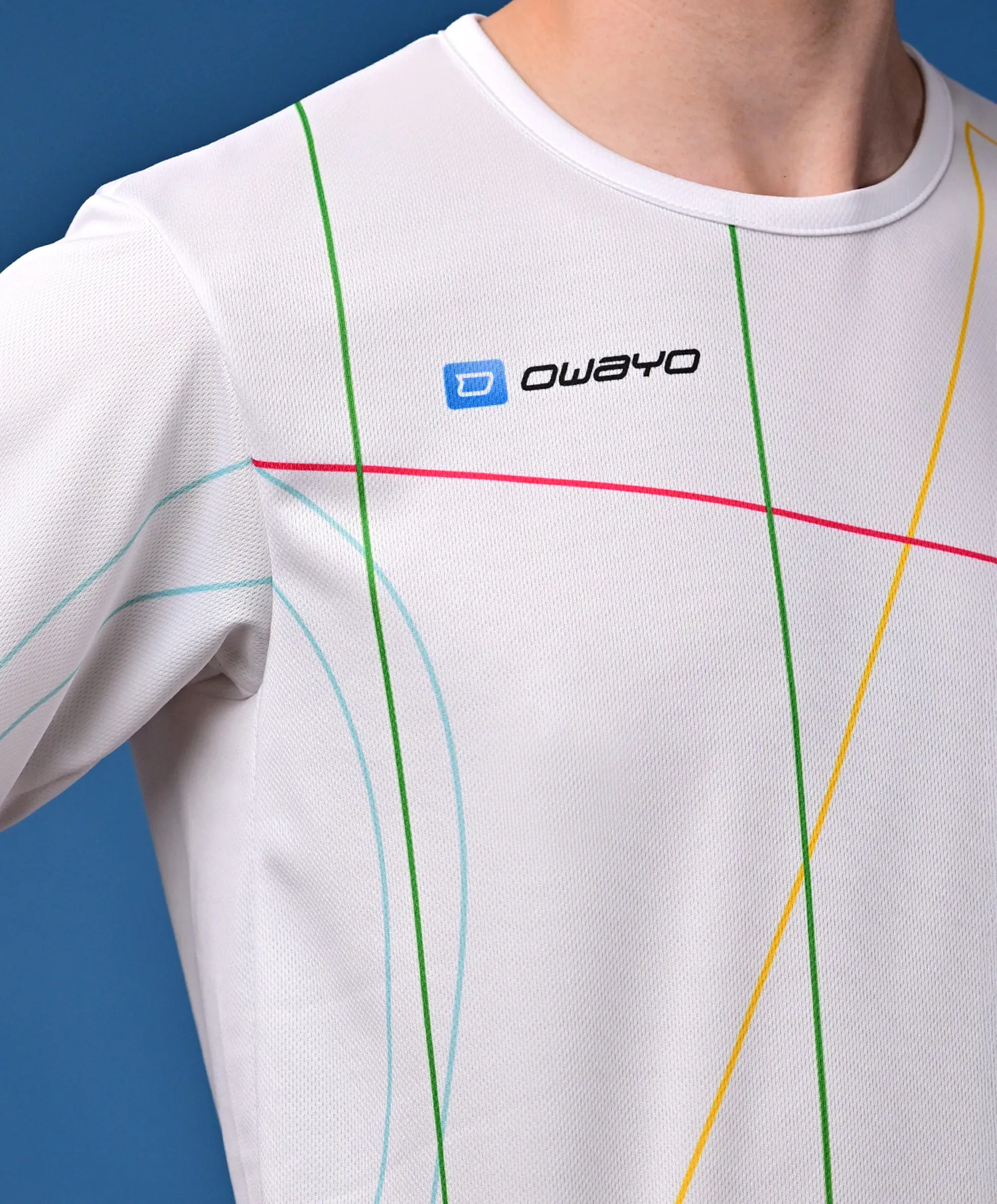 Een sportief, wit t-shirt met kleurrijke diagonale lijnen in groen, blauw, roze en geel, gepresenteerd tegen een neutrale achtergrond.