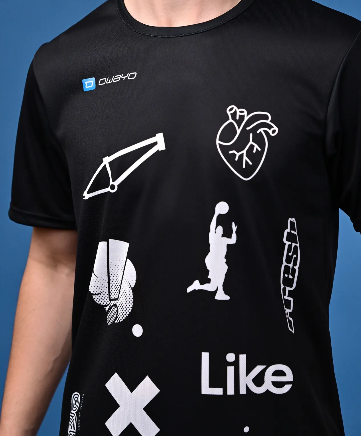 Een zwart sportshirt met witte grafische ontwerpen, waaronder symbolen voor basketbal, een hartslag en andere sportelementen.