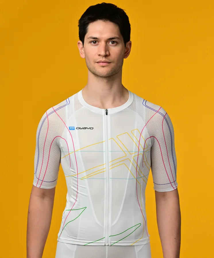 Een man draagt een wit, korte mouwen, sportshirt met kleurrijke lijnen van owayo tegen een gele achtergrond.