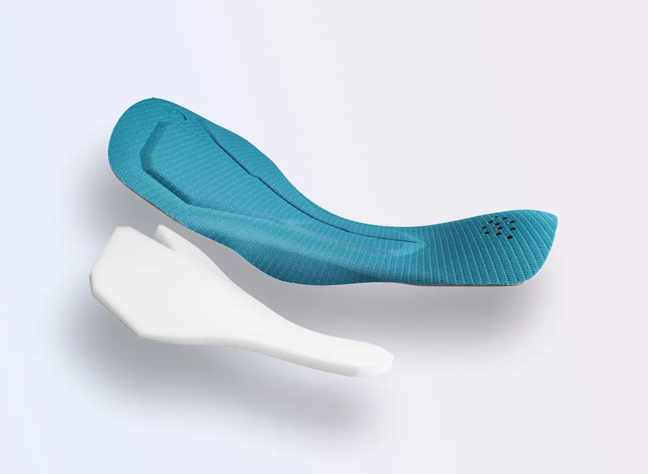 Twee sportzolen in verschillende kleuren, een blauwe en een witte, op een lichte achtergrond.