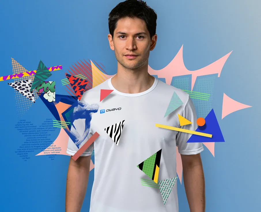 Een man draagt een wit sportshirt en staat voor een kleurrijke, grafische achtergrond.