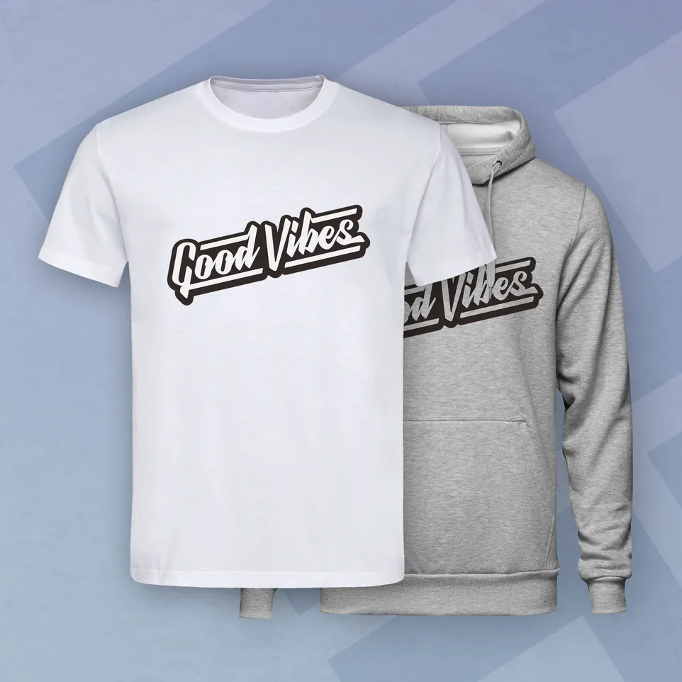 Een wit T-shirt en een grijze hoodie met de 'Good Vibes' print van owayo.